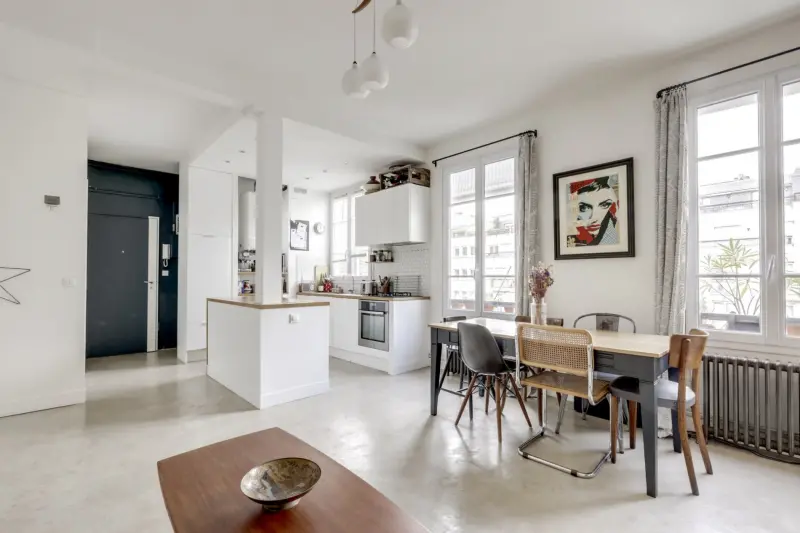 Salon rénové avec cuisine ouverte par Atelier 2 Bis, architecte d’intérieur à Paris